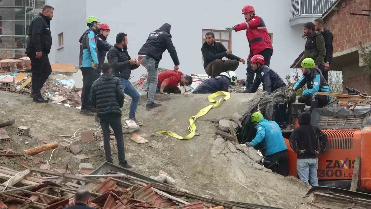 Malatya’da Yıkım Esnasında Enkaz Altında Kalan Operatör Kurtarıldı