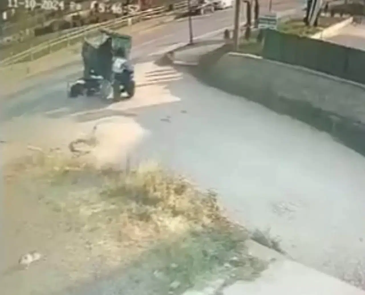 Motosiklet Şoförü, Çarpıştığı Patpatın Altında Kaldı