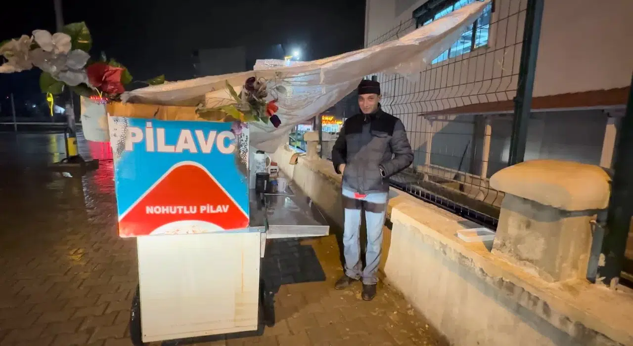 Naylon Altında Nohutlu Pilav Satarak Konutunu Geçindiriyor