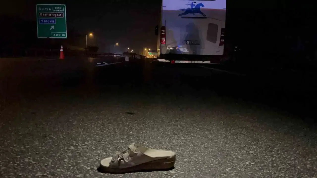 Otobanda Yolun Karşısına Geçmek İsteyen Bayana Otobüs Çarptı: 1 Meyyit