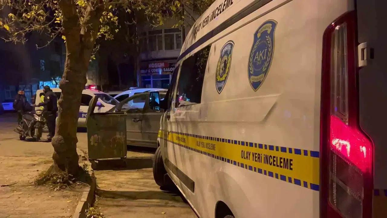 Parktaki Arbedede 2 Kişi Bıçakla Yaralandı