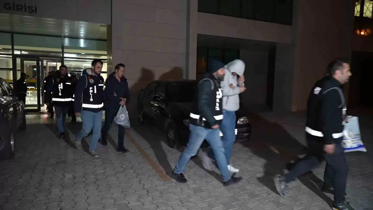 Rüşvetle Sıhhat Raporu Düzenleyen Şebeke Çökertildi: 2’si Doktor 8 Kişi Tutuklandı