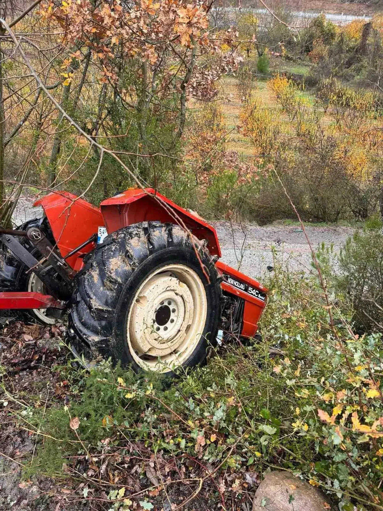 Sakarya’da Ehliyetsiz Şoförün Denetiminden Çıkan Traktör Devrildi: 1 Meyyit, 3 Yaralı