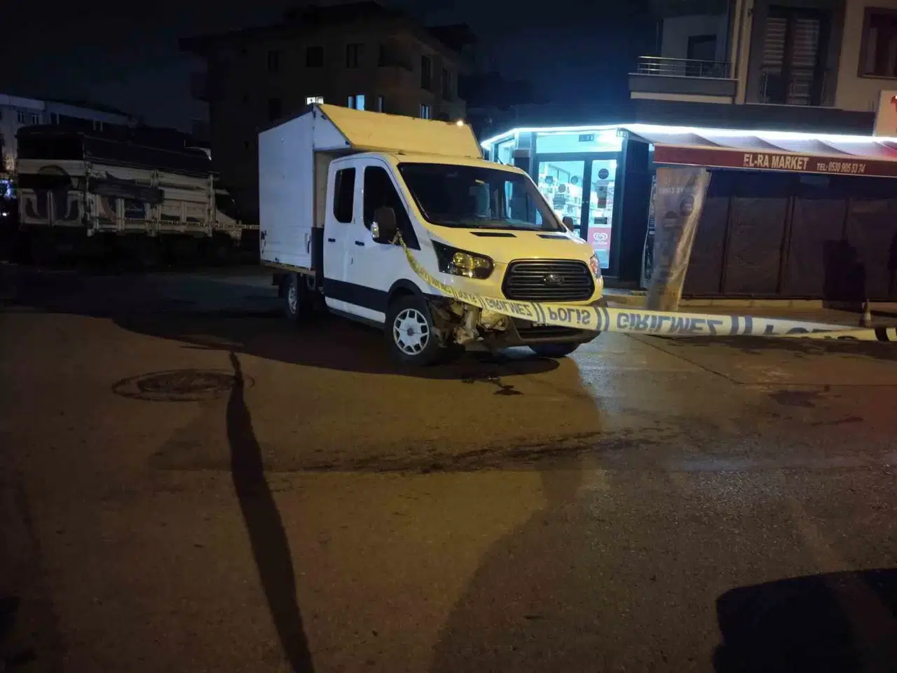 Sancaktepe’de İş Yerini Kurşunladılar, Araba ile Kaçarken Sokaktaki Araçlara Çarptılar