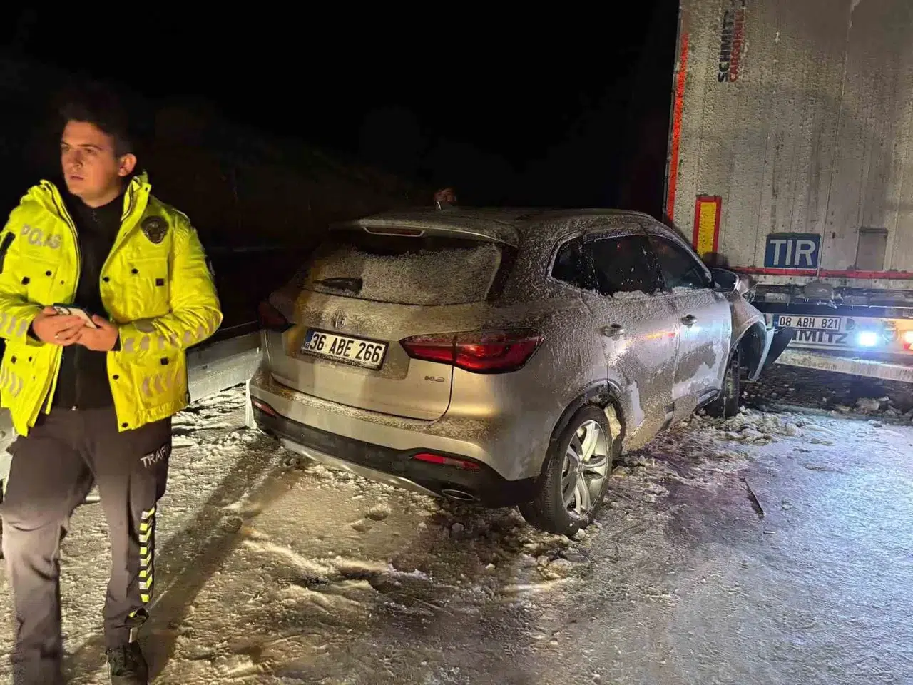 Sarıkamış’ta Araçlar Yolda Mahsur Kaldı, Gruplar Seferber Oldu