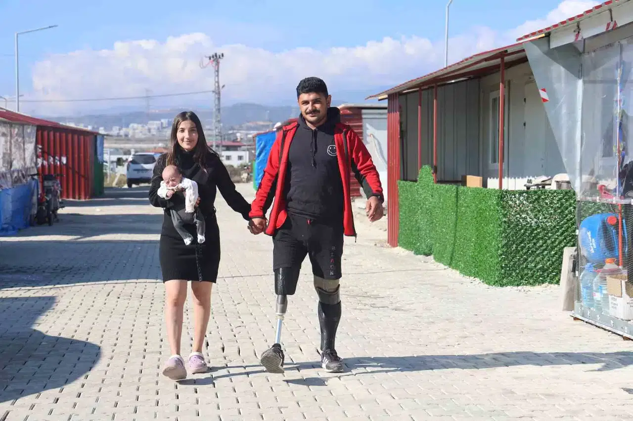 Sarsıntıda Bacaklarını Kaybeden Genç, Asrın Felaketi Sonrası Evlendiği Eşiyle Aylar Sonra El Ele Tutuşup Yürümenin Memnunluğunu Yaşıyor