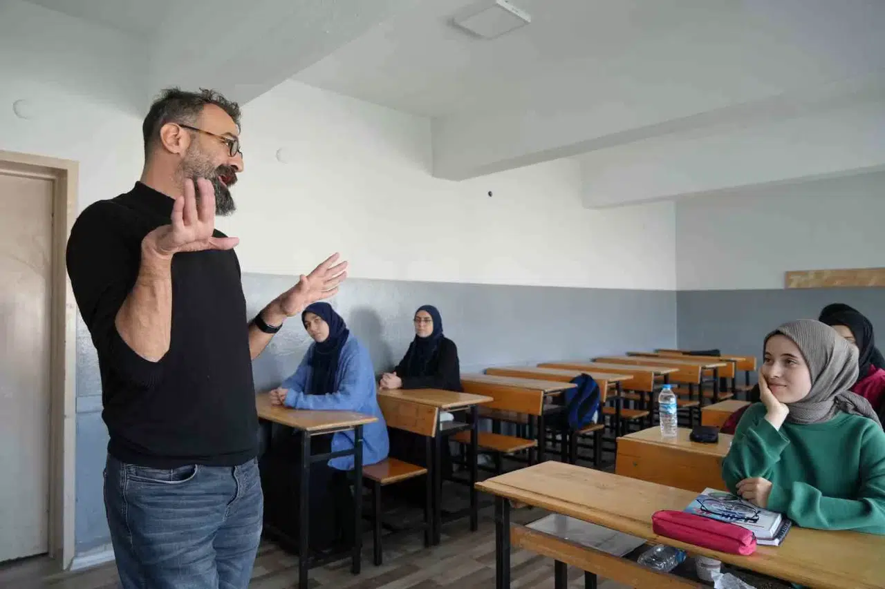Serebral Palsi Hastası Öğretmen 22 Yıldır Öğrencilerine ’Rehber’ Oluyor