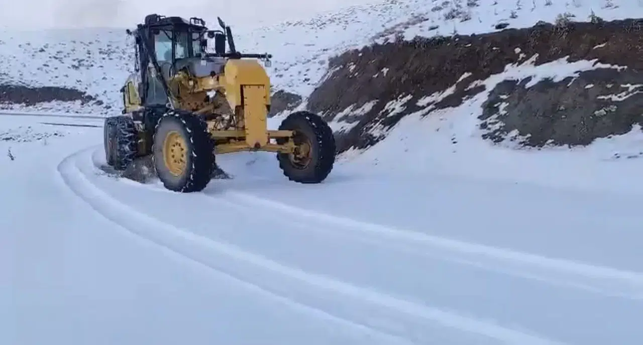 Şırnak’ta Mevsimin Birinci Karı Köy Yolunu Kapattı, Gruplar Seferber Oldu