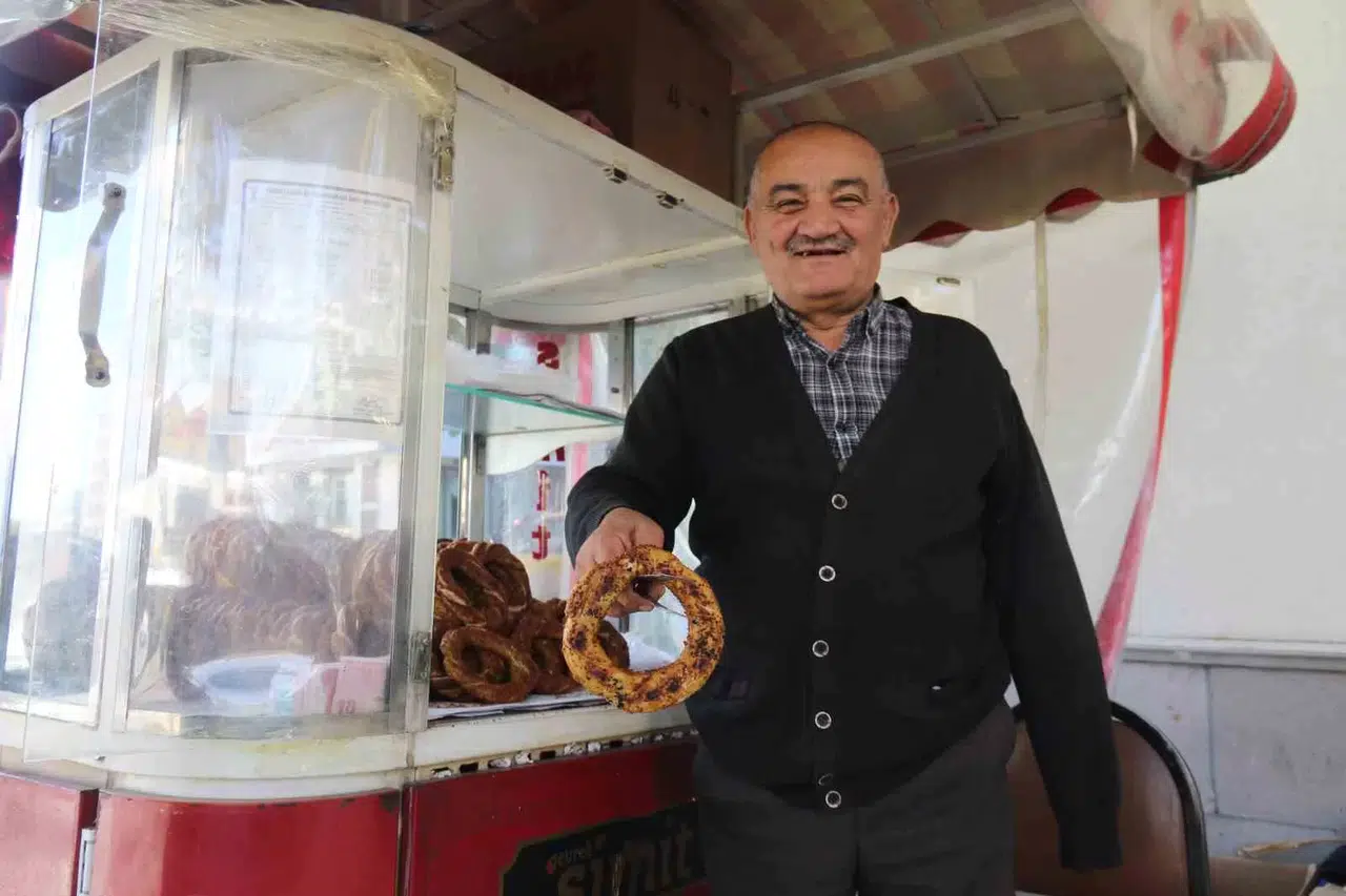 Tek Koluna Karşın Hayata Dört Elle Sarılan Simitçinin Azmi Takdir Topluyor