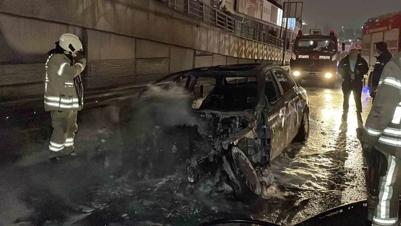 Tem Otoyolu’nda Seyir Halindeki Araç Alev Alev Yandı