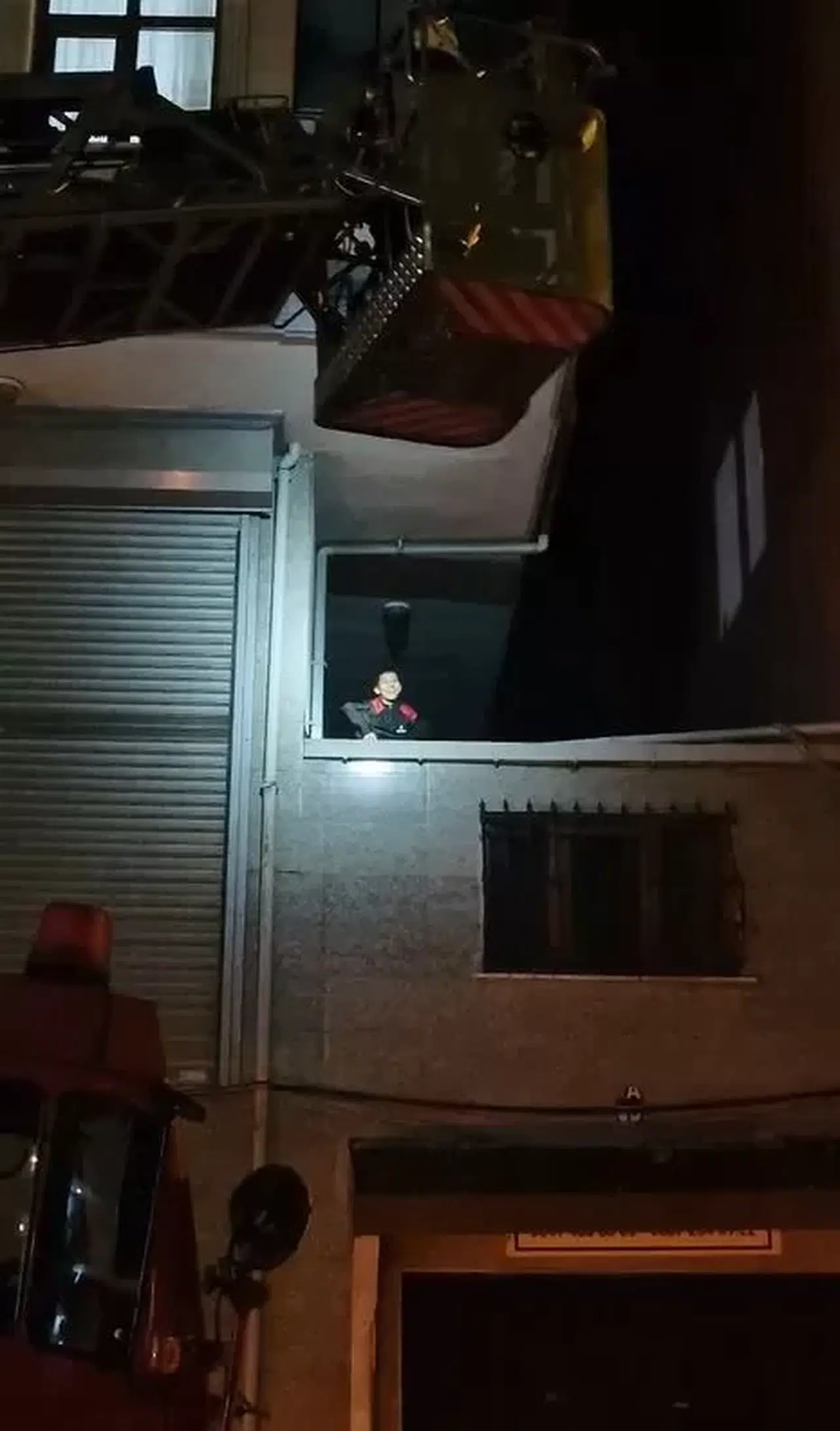 Topu Almak İçin Çıktığı Boşlukta Mahsur Kaldı, İtfaiye Takımları Kurtardı