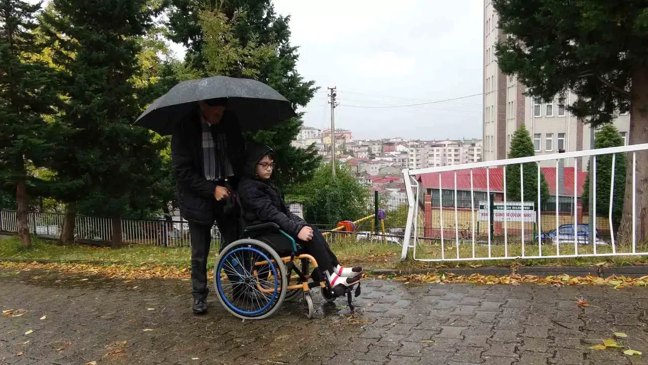 Torununa Ayak Oluyor, Arkadaşlarına Öğretmen