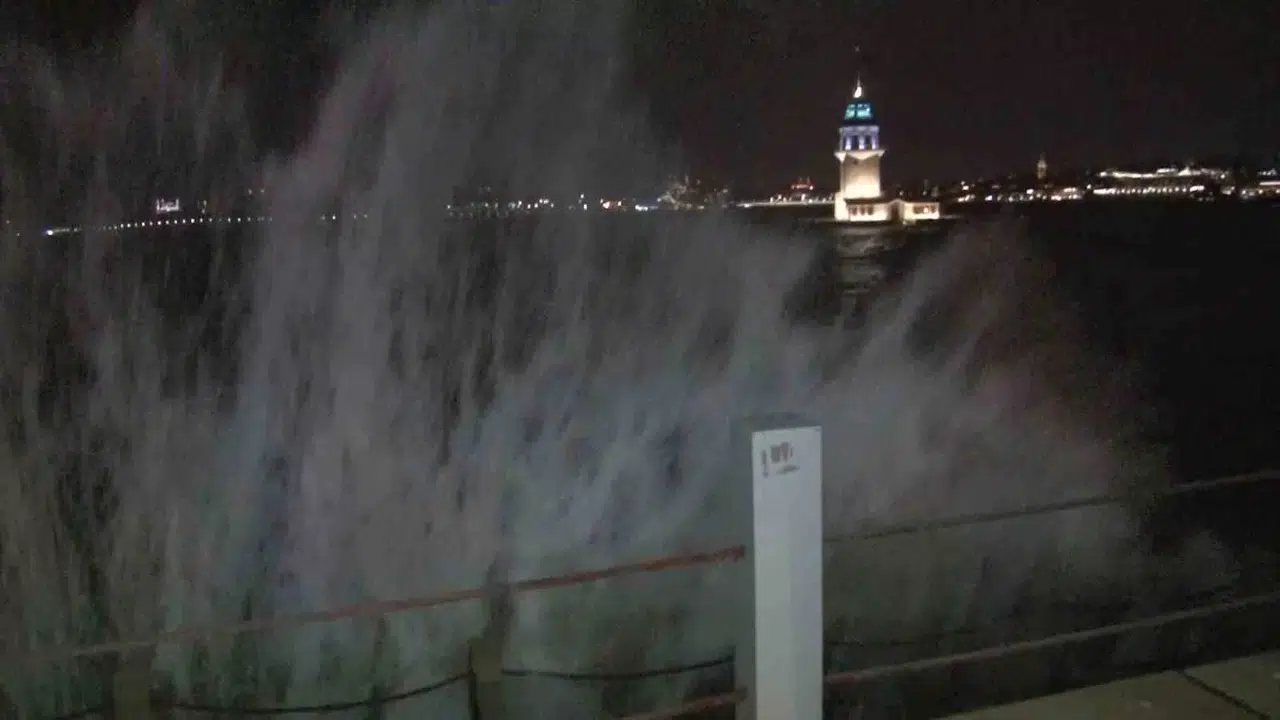 Üsküdar’da Dev Dalgalar Kıyıyı Dövdü