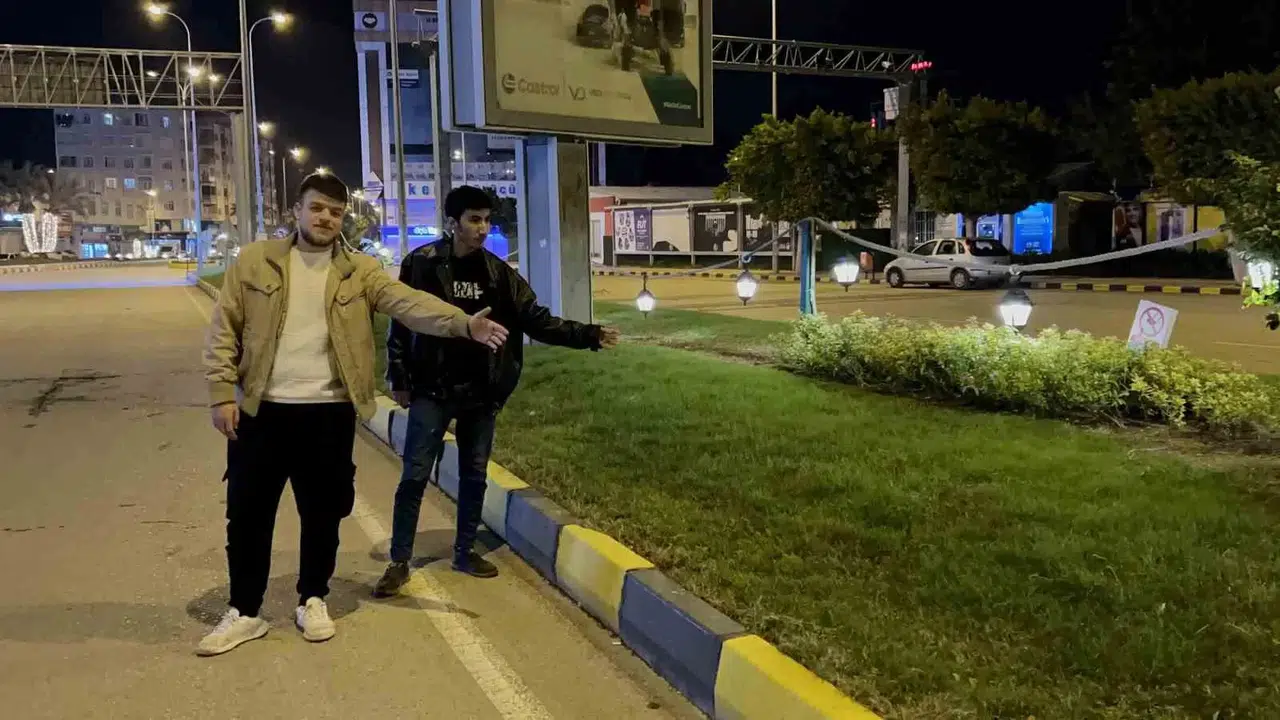 Üzerine Basıldığında İnsanları Gülümseten Ses Tonuyla Uyaran Sensör Sitemini Denemek İsteyen Çimlere Bastı