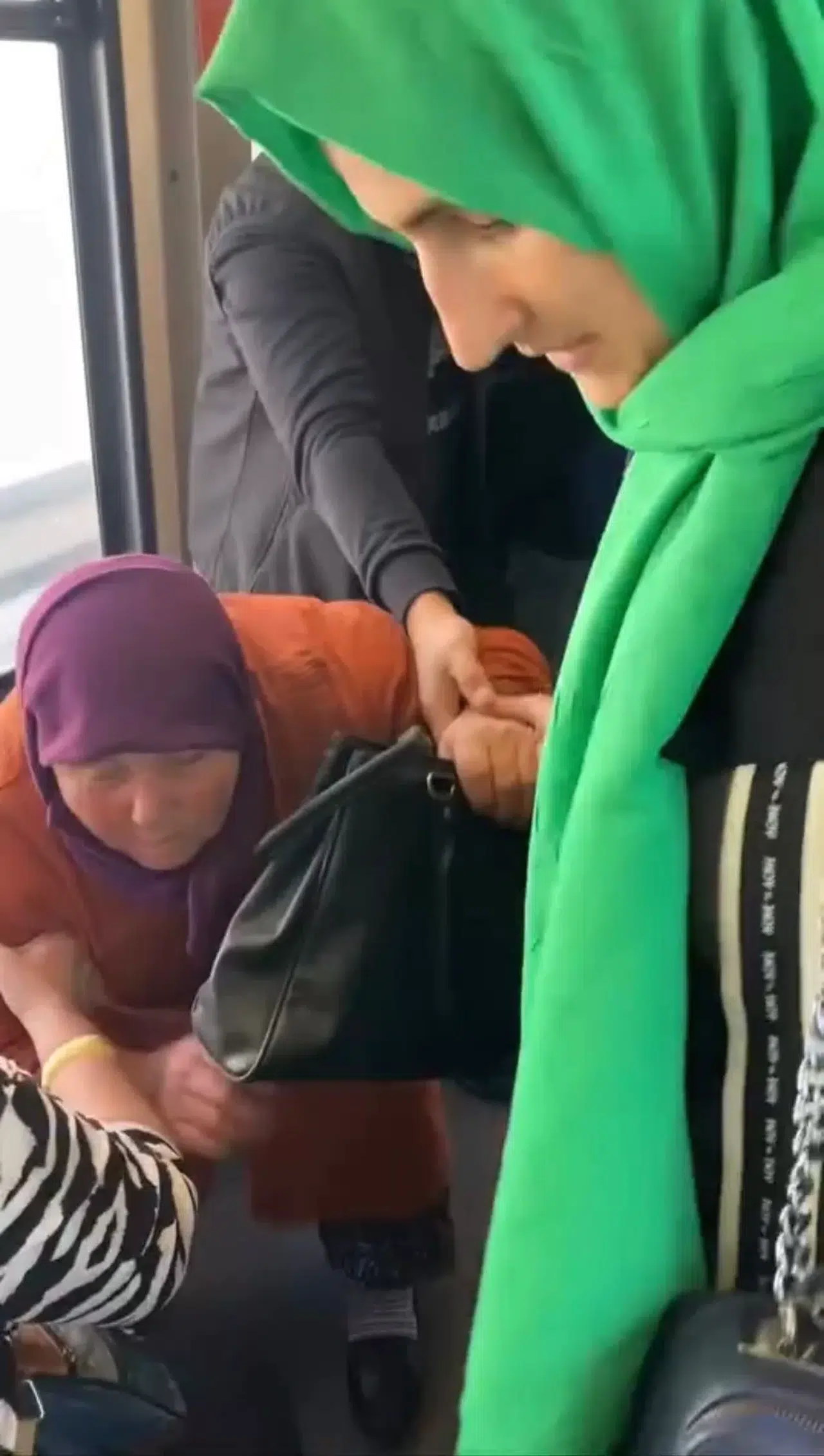 Yaşlı Bayan Toplu Taşımada Yer Alamayınca Baygınlık Geçirdi