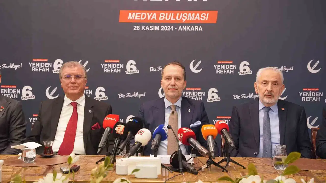 Yeniden Refah Partisi Genel Lideri Erbakan Medya Kuruluşlarının Temsilcileri ile Bir Ortaya Geldi