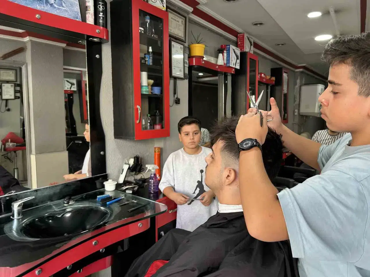 Yılların Berberinden Çırak Sıkıntısına Kesin Tahlil: 2 Evladına Mesleğini Öğretiyor