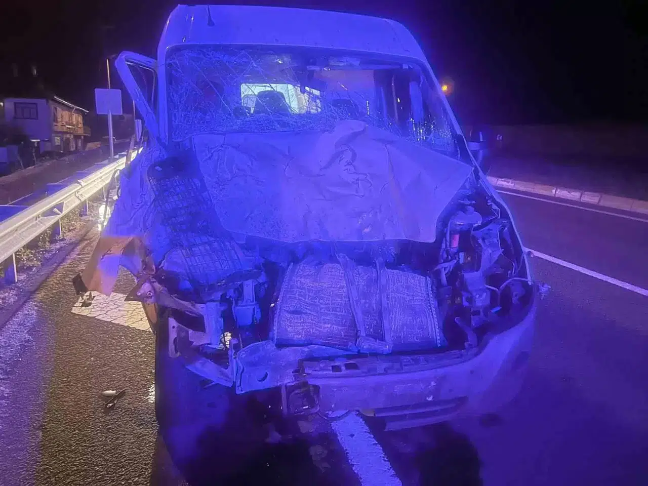 Yola Atlayan İnek Minibüsü Hurdaya Çevirdi: 4 Yaralı