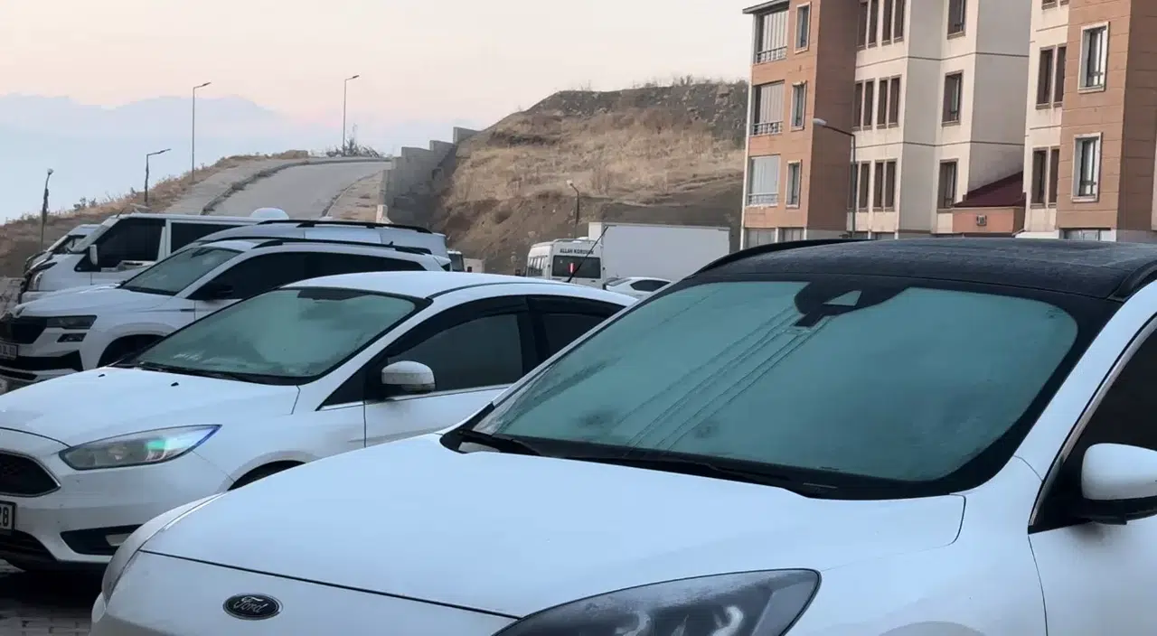 Yüksekova’da Araçların Camları Buz Tuttu