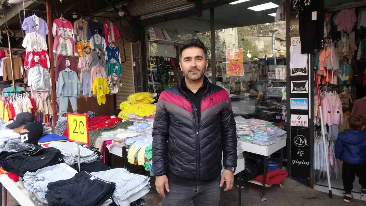 Zelzele Bölgesinde Yıkım Kararı Alınan Dere Pazarı’ndaki Esnaftan İndirim Kampanyası