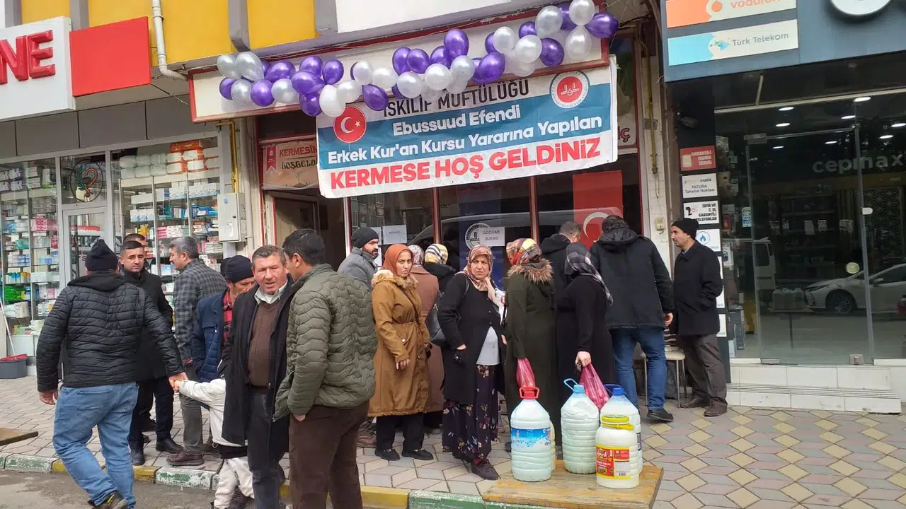 Filistin ve Kur'an Kursları İçin İki Kermes Açıldı