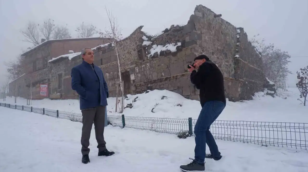 44 Yıl Evvel Erzurum’da Fotoğrafladığı Çocuğa Ulaştı