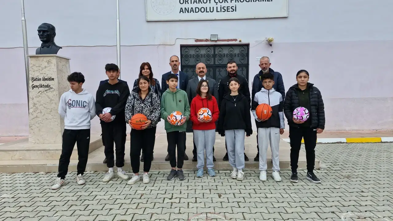 İsbir'den Kulüplere Malzeme Desteği
