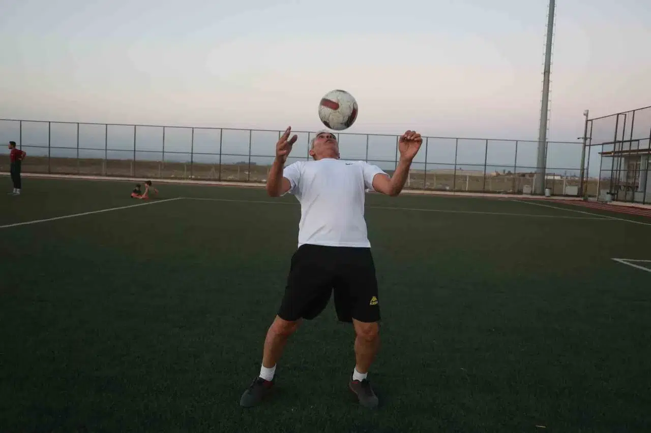 55 Yaşındaki Futbolcu Lider, Babalarıyla Birlikte Futbol Oynadığı Gençlerle Alanda Ter Döküyor