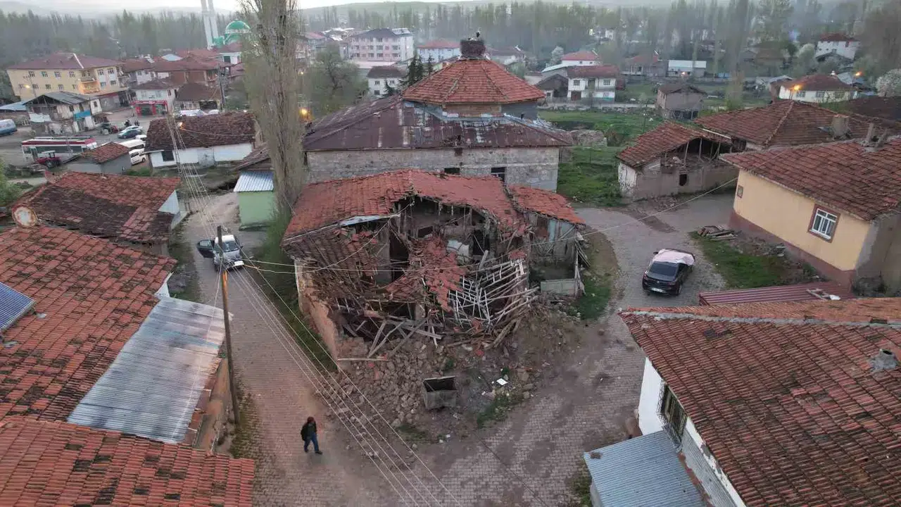 5,6’lık Sarsıntının Merkez Üssü Buğdaylı Köyünde Yaralar Sarılıyor
