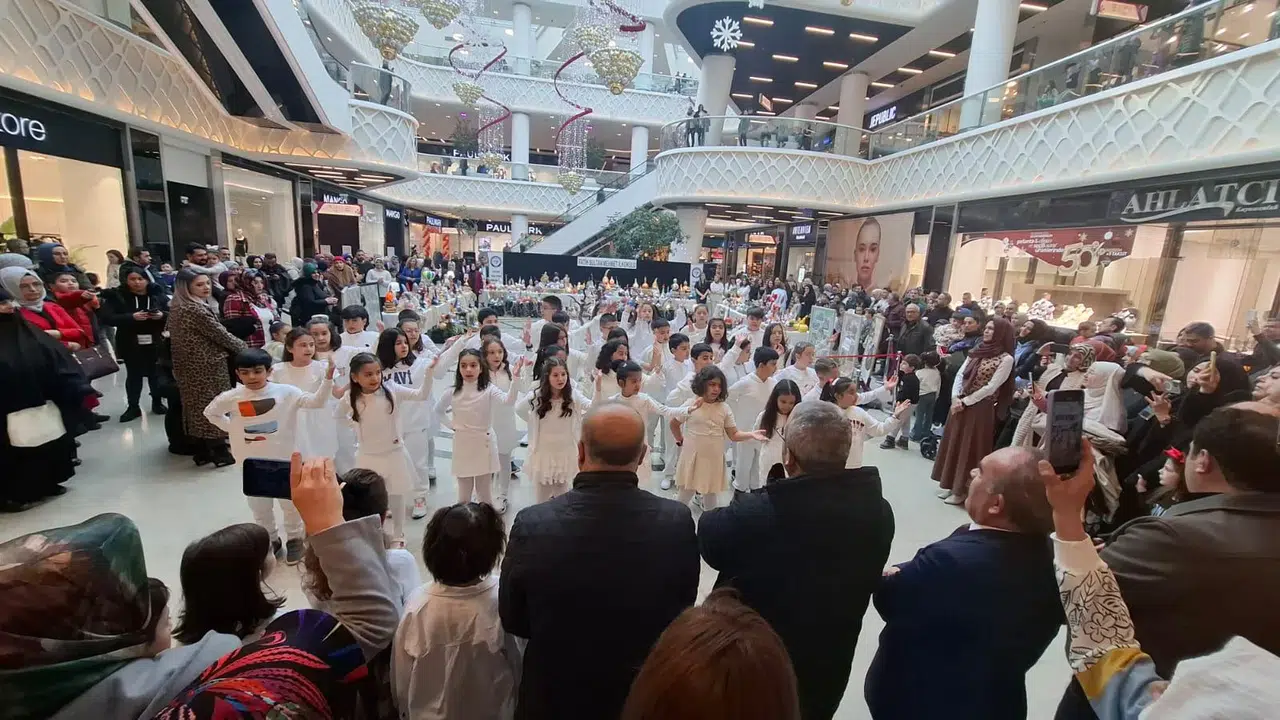Çocuklar Aileleriyle Yaptı, AVM’de Sergileniyor