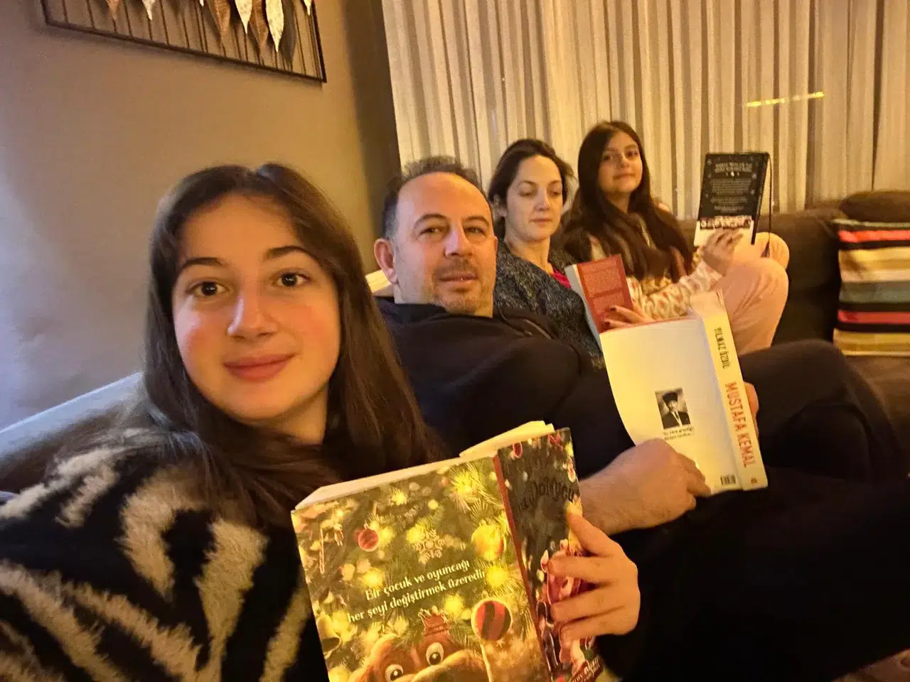 Ekranlar Kapandı, Kitaplar Okundu