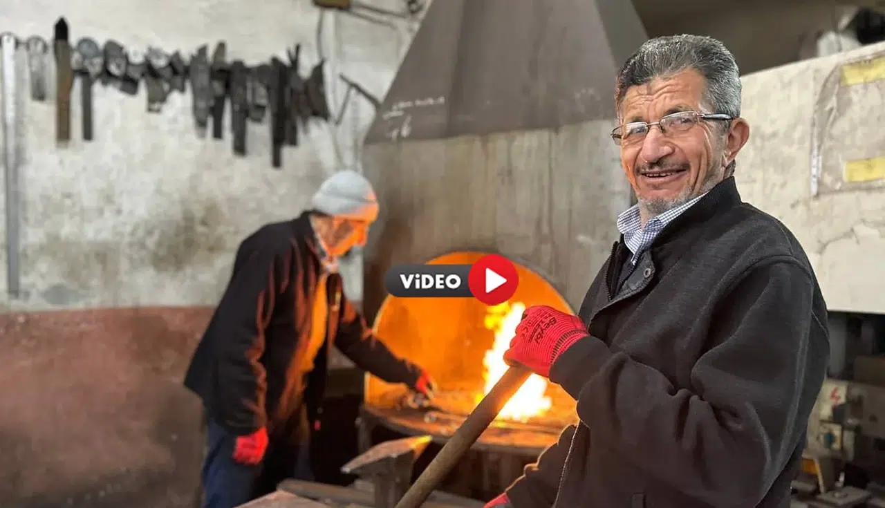 Engelli İki Kardeş 55 Yıldır Demircilik Yapıyor