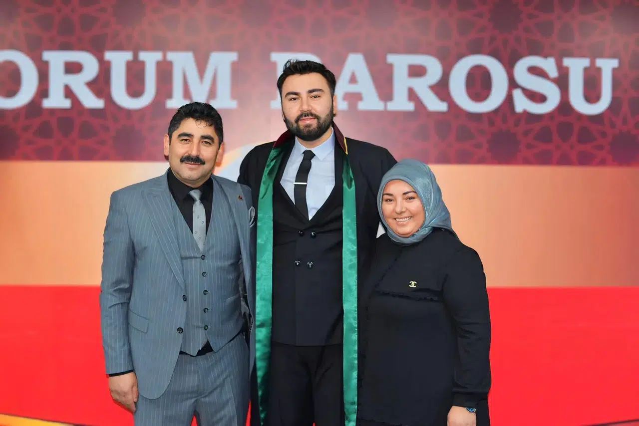 Genç Avukat Erdoğmuş, Cübbesini Giydi