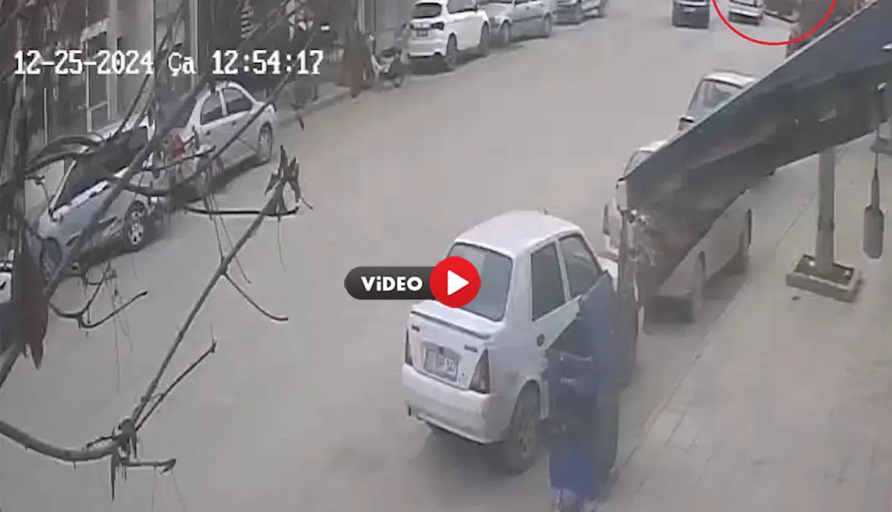 İki Otomobilin Çarpıştığı Kaza Güvenlik Kamerasında