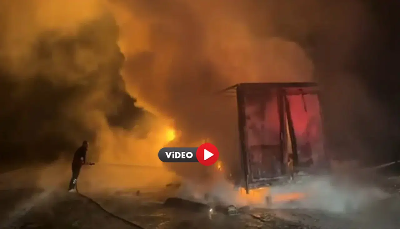 Kumaş Yüklü TIR Küle Döndü, Yangın Anı Kamerada