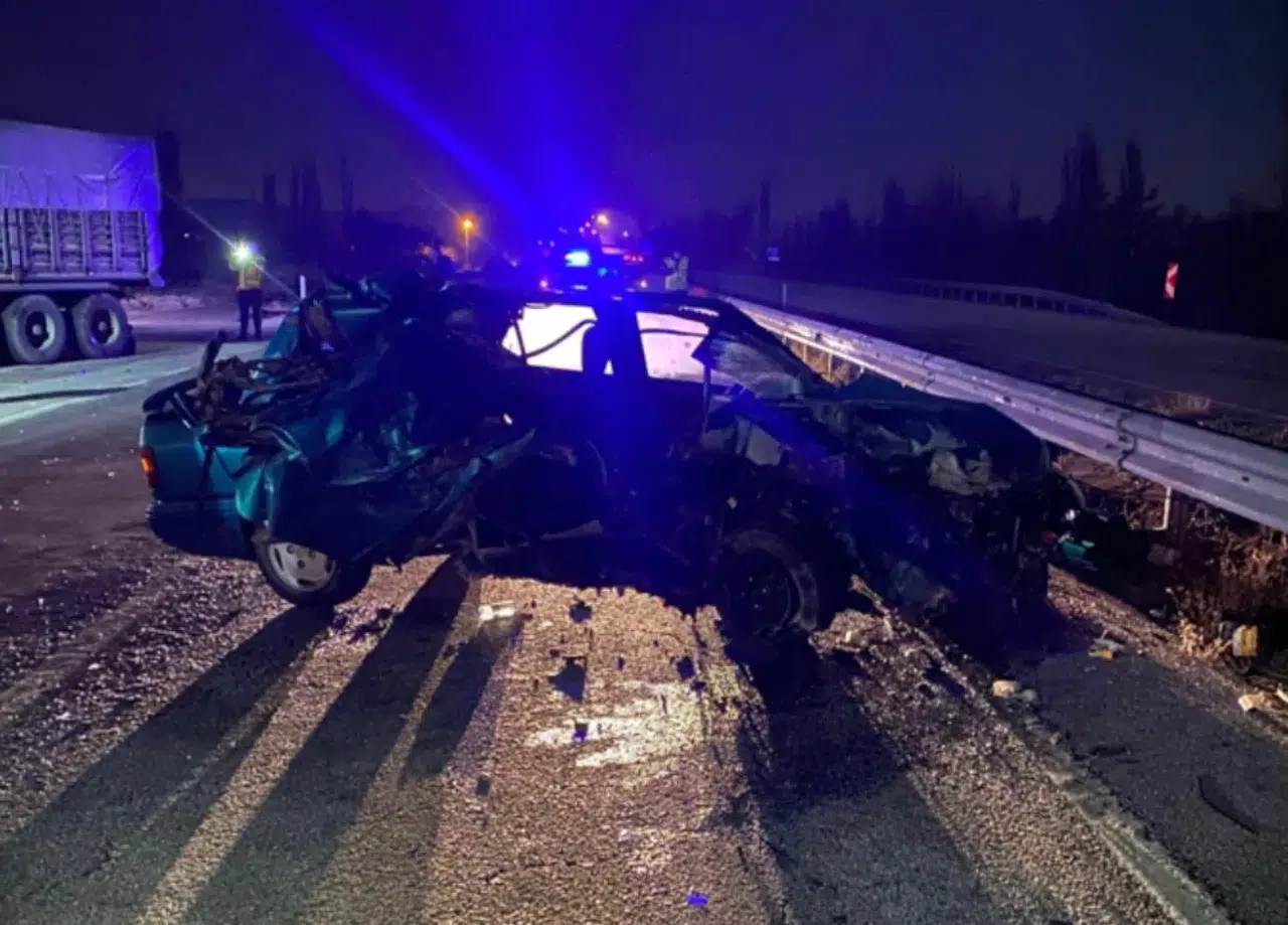 TIR ile Otomobil Çarpışan Otomobil Hurdaya Döndü
