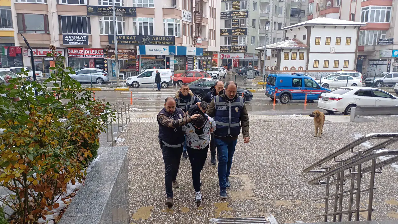 Yaşlı Çifti Milyonlarca Lira Dolandıran 2 Şahıs Tutuklandı
