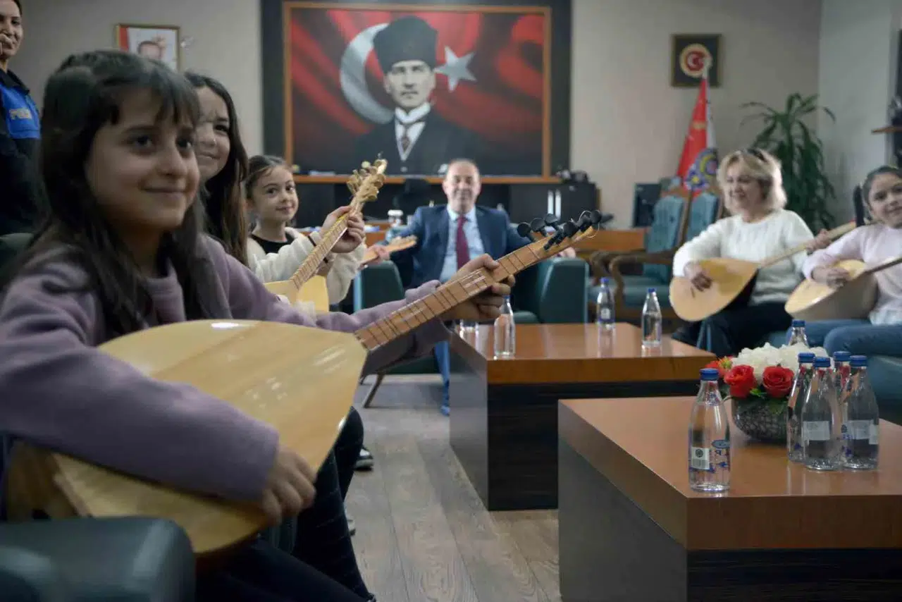 Adana Emniyet Müdürüne, Saz Kursunu Bitiren Kızlardan Küçük Konser
