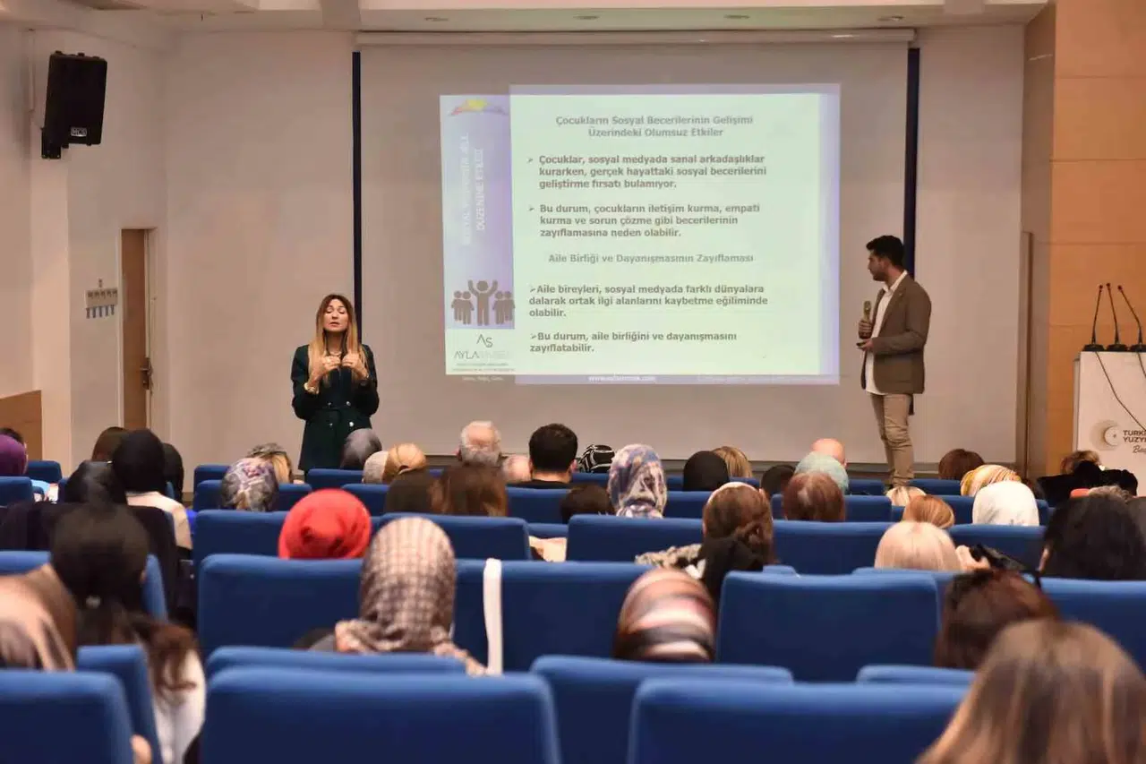 Ak Parti’nin Düzenlediği ’Aile Sempozyumu’na Büyük İlgi
