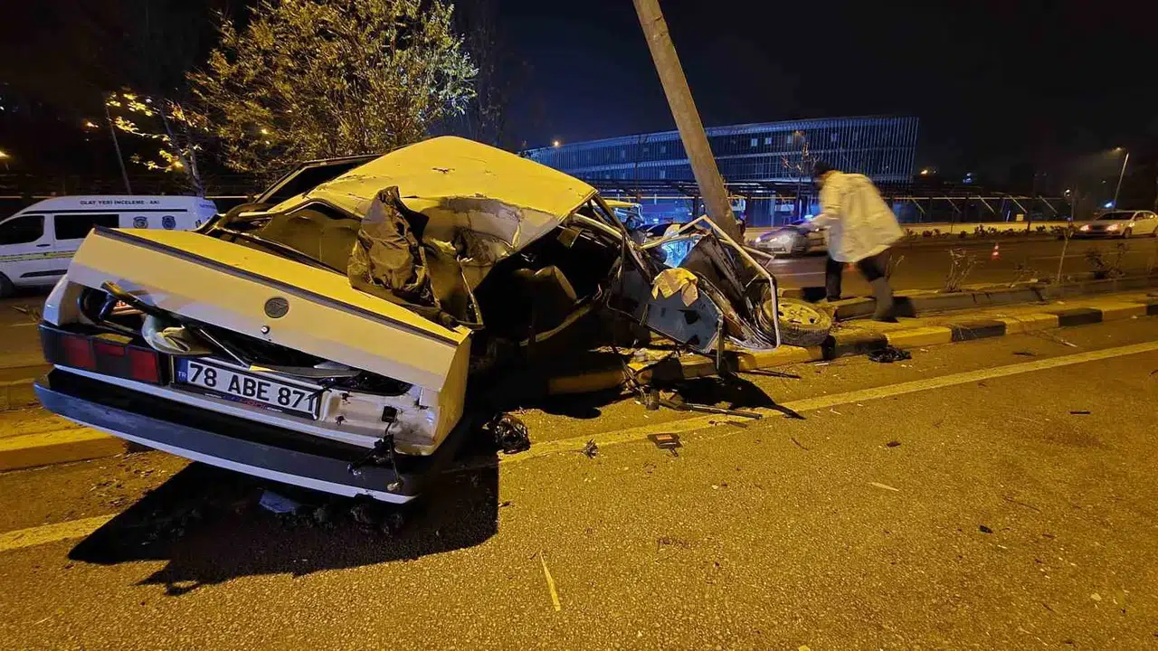 Alkollü ve Ehliyetsiz Şoförün Tofaş’la Yaptığı Sürat Aydınlatma Direğinde Bitti