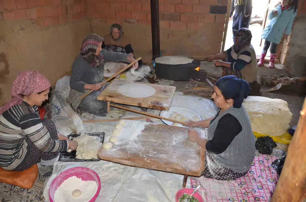 Antalyalı Konut Hanımları, Asırlık Geleneklerini Yaşatıyorlar