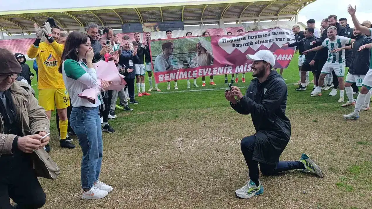 Antrenörden Maç Sonrası Tribündeki Sevgilisine Sürpriz Evlilik Teklifi