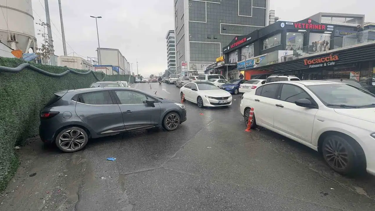 Aracını Yolun Ortasına Park Eden Şoför Hastane Yolunu Kapattı