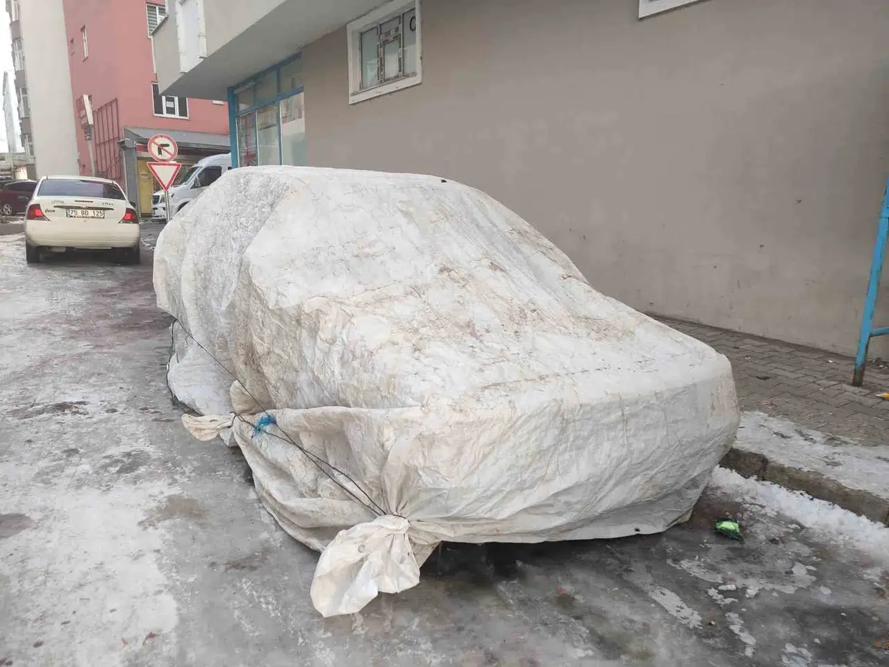 Ardahan’da Araçlar Soğuktan Halı ve Battaniyelerle Korunuyor