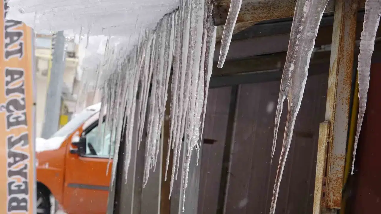 Ardahan’da Soğukla Birlikte Çatılarda Buz Sarkıtları Oluştu