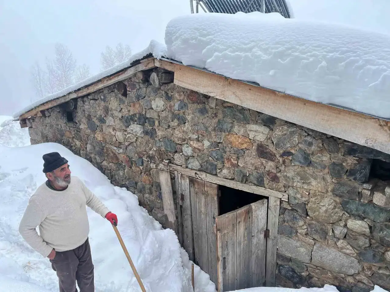 Artvin’in Bıçakçılar Köyünde Kış Zorluklarla Geçiyor: Kar Kalınlığı 3 Metreyi Aştı