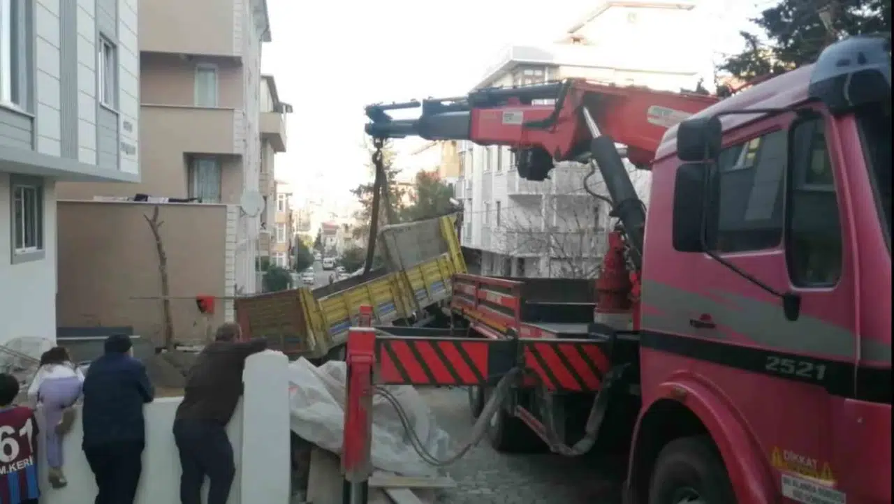 Ataşehir’de Kum Yüklü Kamyon Yan Yattı
