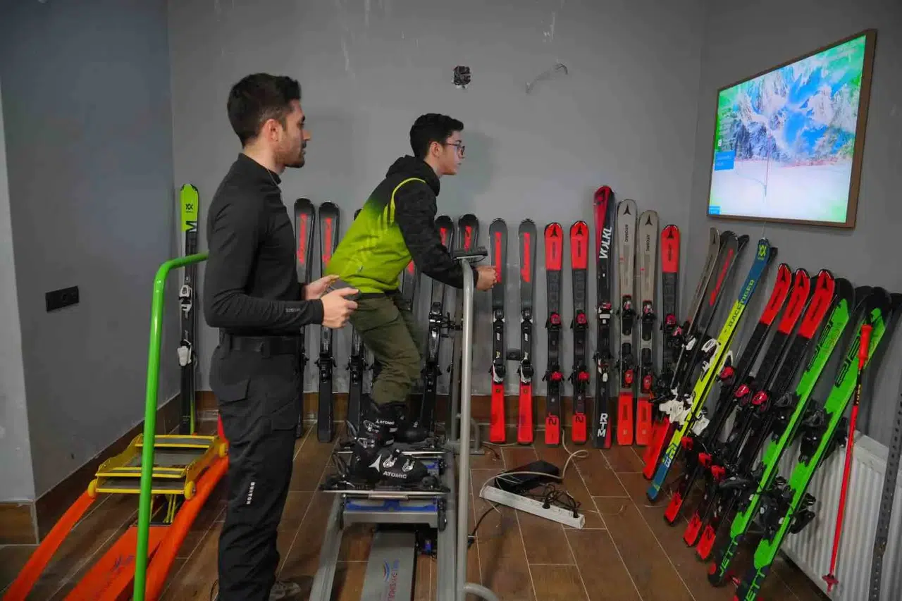 Atletler 4 Mevsim Boyunca Kayak Yarışlarına Simülasyonla Hazırlanıyor