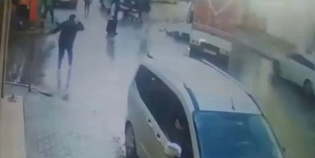 Avcılar’da Yolun Karşısına Geçmeye Çalışan Adama Kamyon Çarptı