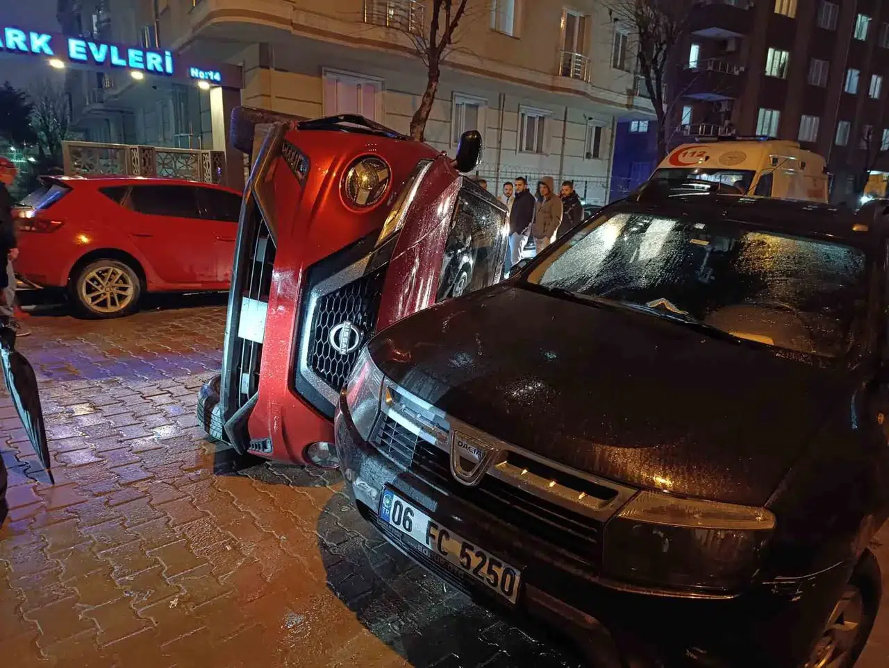 Bahçelievler’de Önüne Kedi Çıkan Şoför İki Araca Çarptı
